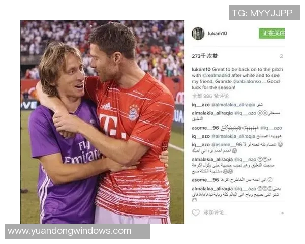 足球明星与粉丝亲密合影瞬间展现人气魅力与温暖互动 足球明星与粉丝亲密合影瞬间展现人气魅力与温暖互动